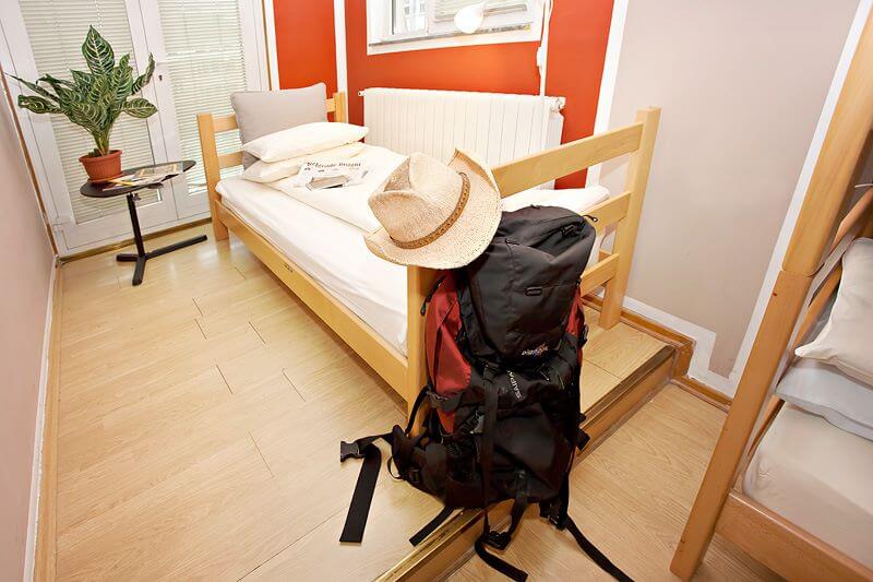 Hostel 360 Belgrade bed and bag in room